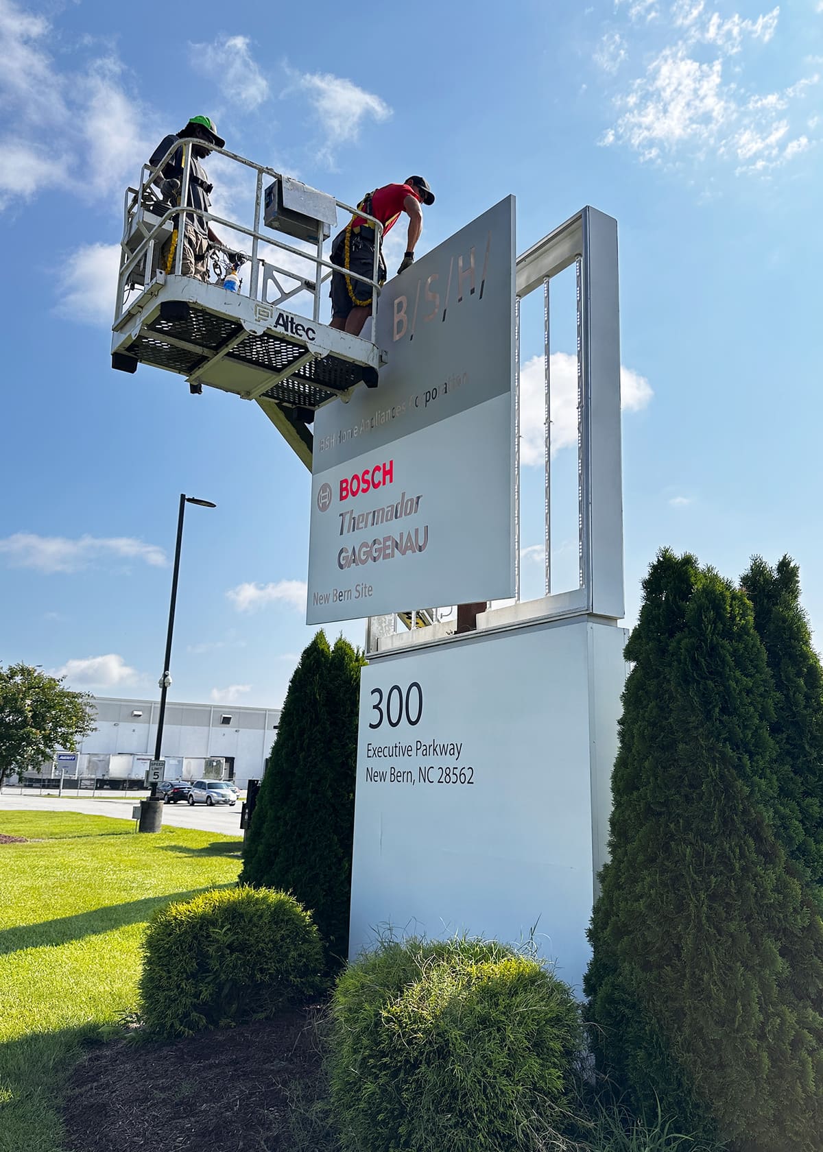 Crew in an Altec bucket installing Bosch, Thermador and Gaggenau panels on the BSH pylon in New Bern